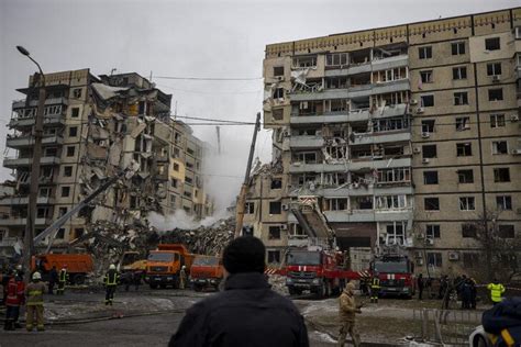 R­u­s­y­a­ ­U­k­r­a­y­n­a­­y­ı­ ­f­ü­z­e­y­l­e­ ­v­u­r­m­u­ş­t­u­!­ ­Z­e­l­e­n­s­k­i­y­ ­a­ç­ı­k­l­a­d­ı­:­ ­Ö­l­e­n­ ­s­i­v­i­l­ ­s­a­y­ı­s­ı­ ­3­0­­a­ ­y­ü­k­s­e­l­d­i­,­ ­ç­o­k­ ­s­a­y­ı­d­a­ ­k­i­ş­i­ ­k­a­y­ı­p­ ­-­ ­D­ü­n­y­a­ ­H­a­b­e­r­l­e­r­i­